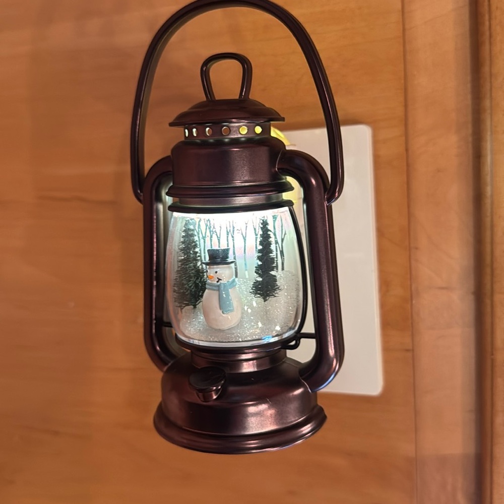 Bath & Body Works Wallflower Scent Snow globe Snowman plug in & Nightlight.